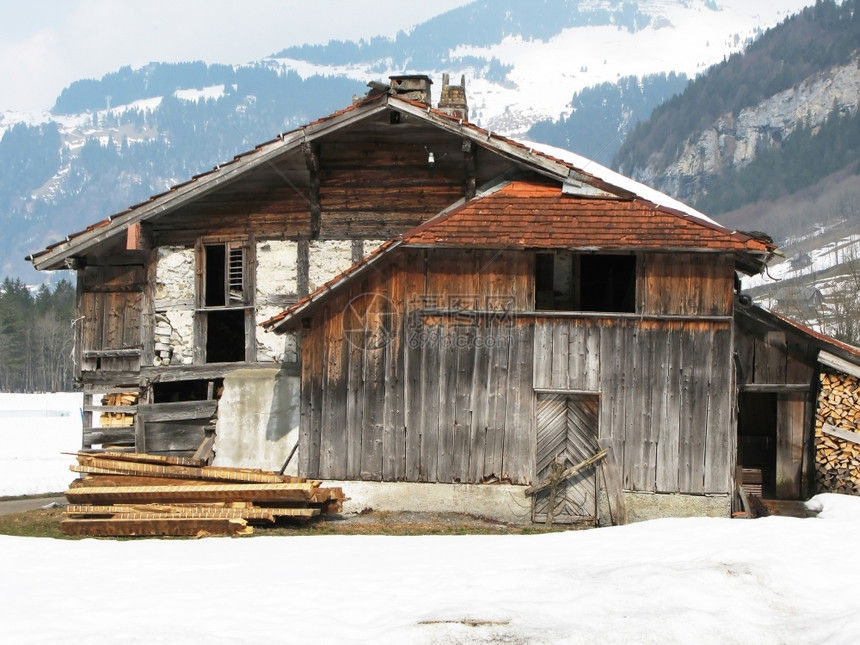 瑞士恩格尔贝的旧农村住房建造春天滑雪图片