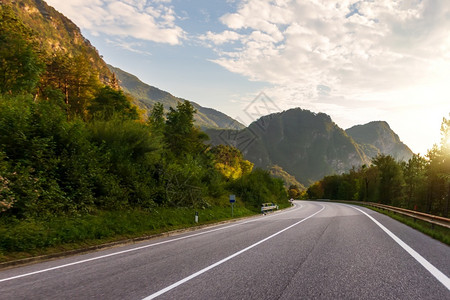 假期运输阿尔卑斯山的日出区公路的景色阿尔卑斯山的日出区公路的景色顶峰图片