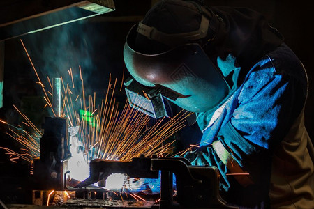 企业家工人在汽车厂焊接部分件劳动图片