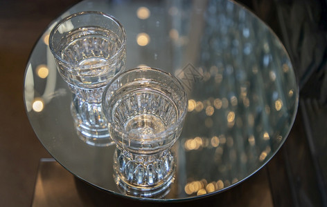 新鲜饮料清爽玻璃表面圆桌上的两杯纯净水静态生命选择焦点图片