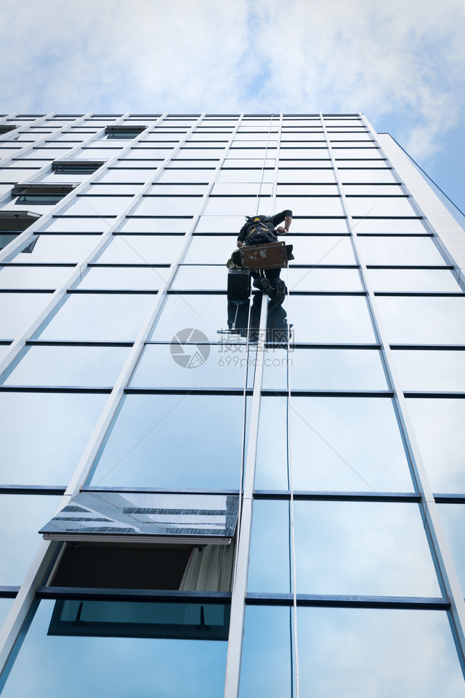 建筑学镜子窗户清洁工人在玻璃外面作暂停使用重型工程概念危险的图片