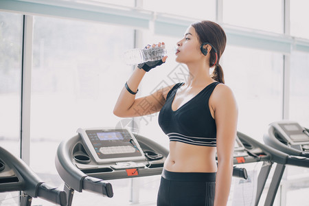 健身房喝水休息的运动女性图片