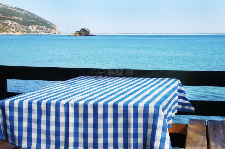 阳台葡萄牙海滩餐馆的桌设置葡萄牙塞图巴尔阿拉比达图片