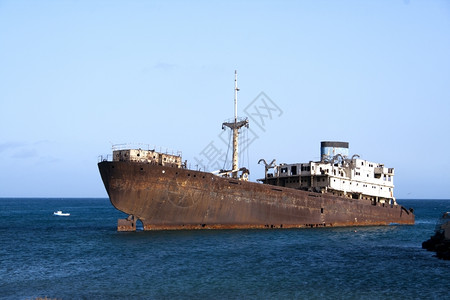 陈年老的西班牙加那利群岛兰萨罗特海岸的生锈船只哥斯达黎加图片