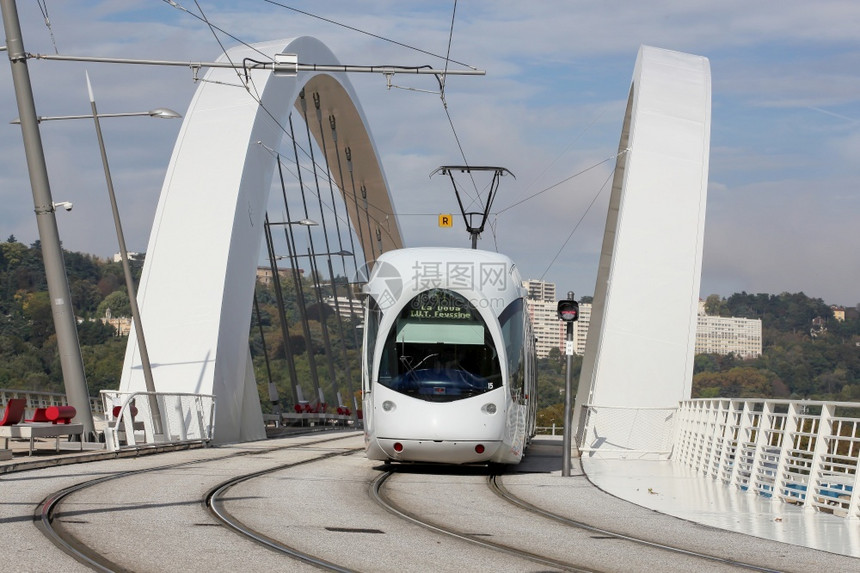 电缆法国里昂汇合会附近一座桥上的铁轨欧洲电车图片