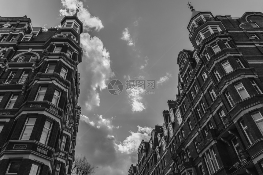 富裕视窗罗滕贝格高角度单色视图仰望通常位于英国西伦敦肯辛顿的昂贵爱德华时代期公寓楼高角度单色视图仰望通常位于英国西伦敦肯辛顿的昂图片