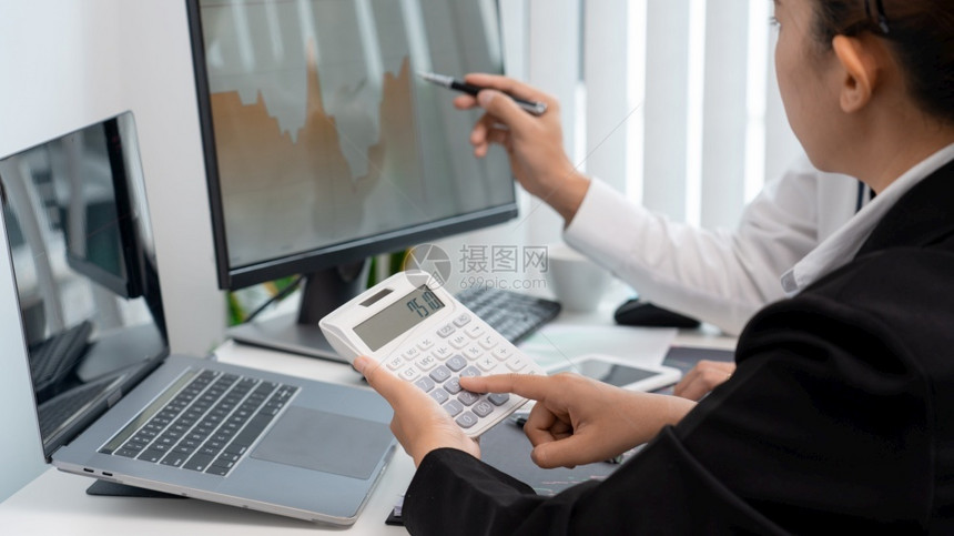 外汇分析关于笔记本股票市场交易所信息的数据图表和报告显示一些向上发展到他的同事股市交易信息单位美元笔记本电脑公司的图片