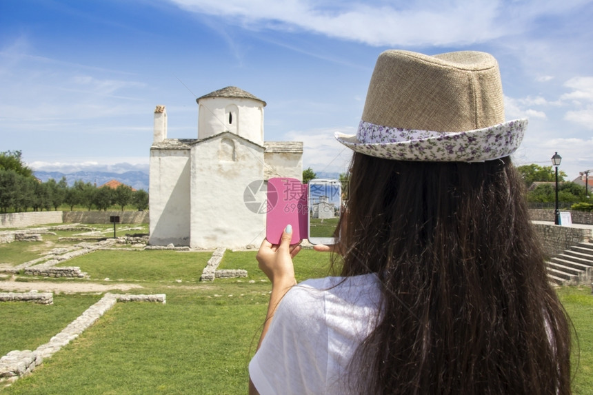臭鼬著名的一年轻女孩用手机拍摄了世界上最小的教堂克罗地亚宁圣十字教堂ClosadNin聪明的图片