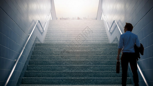 街道商人爬上通往城市的楼梯雄心勃的概念和成功商业入胜步行超级英雄志向高清图片素材