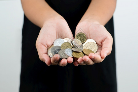 采用国际捐赠概念将持有欧元和国际货币硬的儿童双手紧贴近亲银行业在室内图片