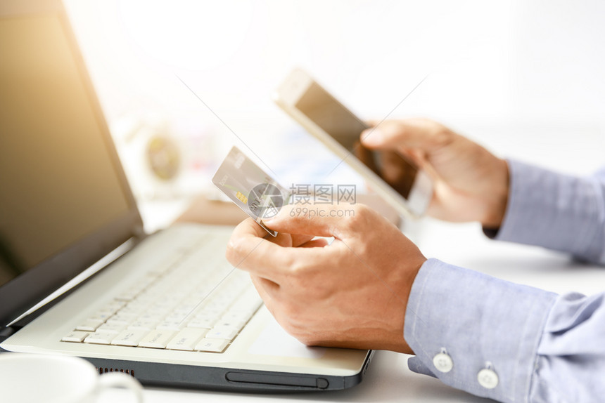 税笔记本电脑金融商人用信卡进行网上购物的生意人图片