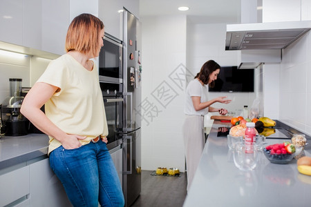 女人们简单健康食品概念在家庭厨房烹饪蔬菜夏沙拉的开心朋友幸福图片
