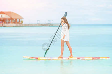 在海洋中站着划桨的女人锻炼高清图片素材