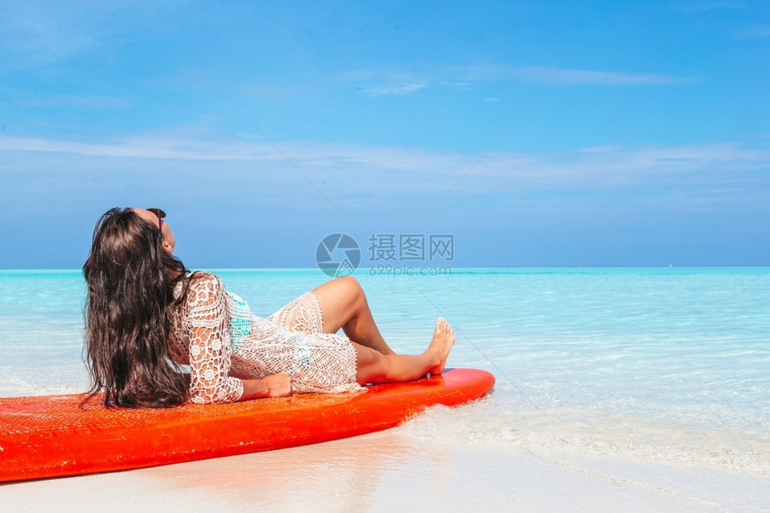 度假女人躺在海边浆板上