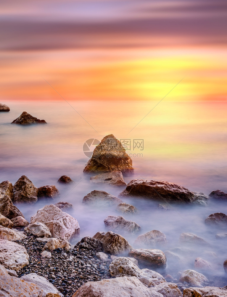 以日落风景背岩石绘制的戏剧天空海景长期图像黑暗的蓝色海浪图片