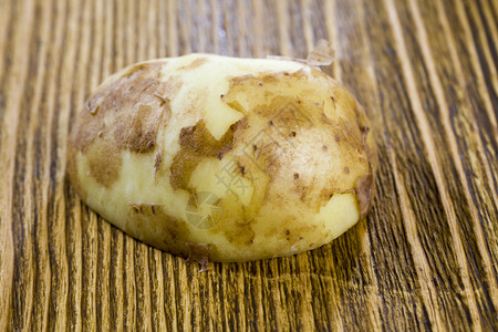 数字复制在木板上加软皮的新土豆桌子上的软皮土薯破坏次数厨房图片