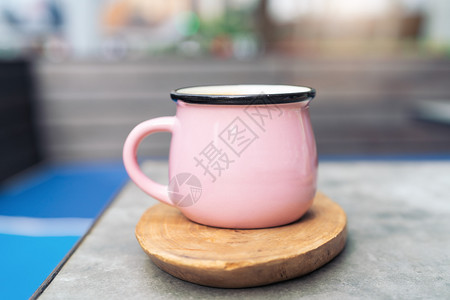 静物品尝马克杯在木板上用粉红玻璃杯咖啡图片