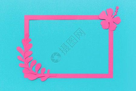 创意蓝色框架框架和时尚的粉红色热带叶子蓝背景上的纸花复制空间模板为您的设计或刻字文创意平躺顶视图贺卡框架和时尚的粉红色热带叶子文字创意平躺顶背景