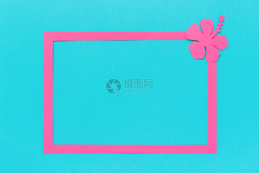 边界框架和时尚的粉红色热带叶子蓝背景上的纸花复制空间模板为您的设计或刻字文创意平躺顶视图贺卡框架和时尚的粉红色热带叶子文字创意平图片