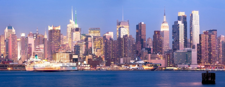 建筑物摩天大楼北美国纽约州市曼哈顿中城晚上的天线全景观游客高清图片素材