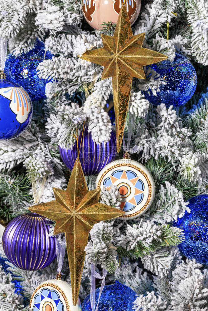收集金星蓝色圣诞球树的小玩意圣诞树雪枝上的球体圣诞树上挂着星和圣诞玩具假期玻璃绿色图片