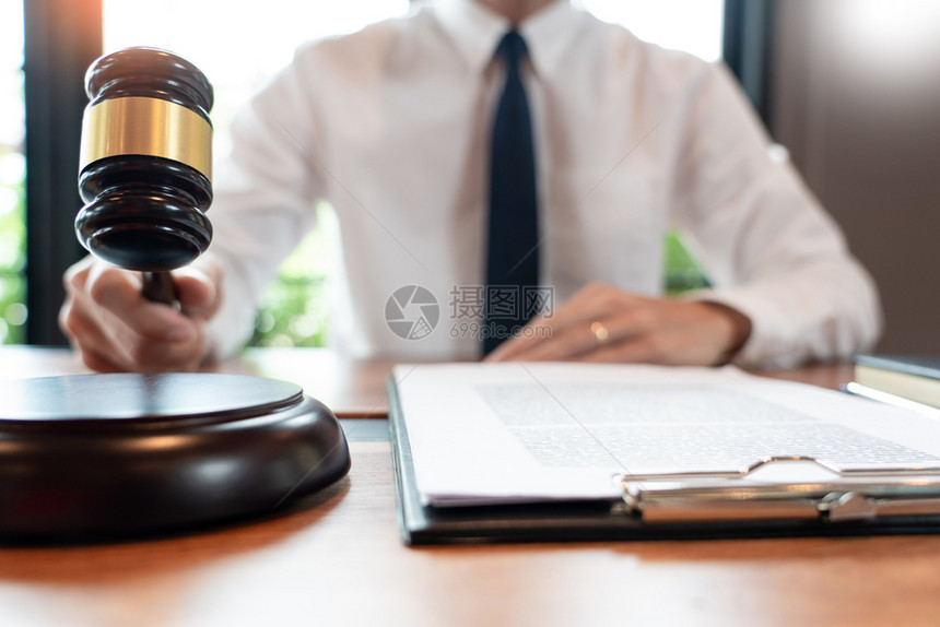 在法庭司和律师事务公证人概念中与文书协议合同和手架签订书面协议合同的商人或法官律师商业拍卖专的公司图片