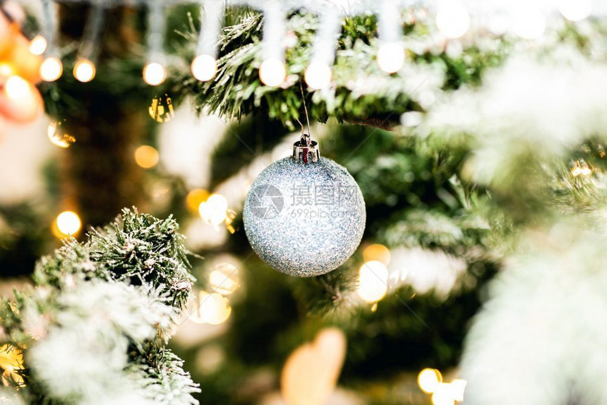 圣诞树上的银色球图片