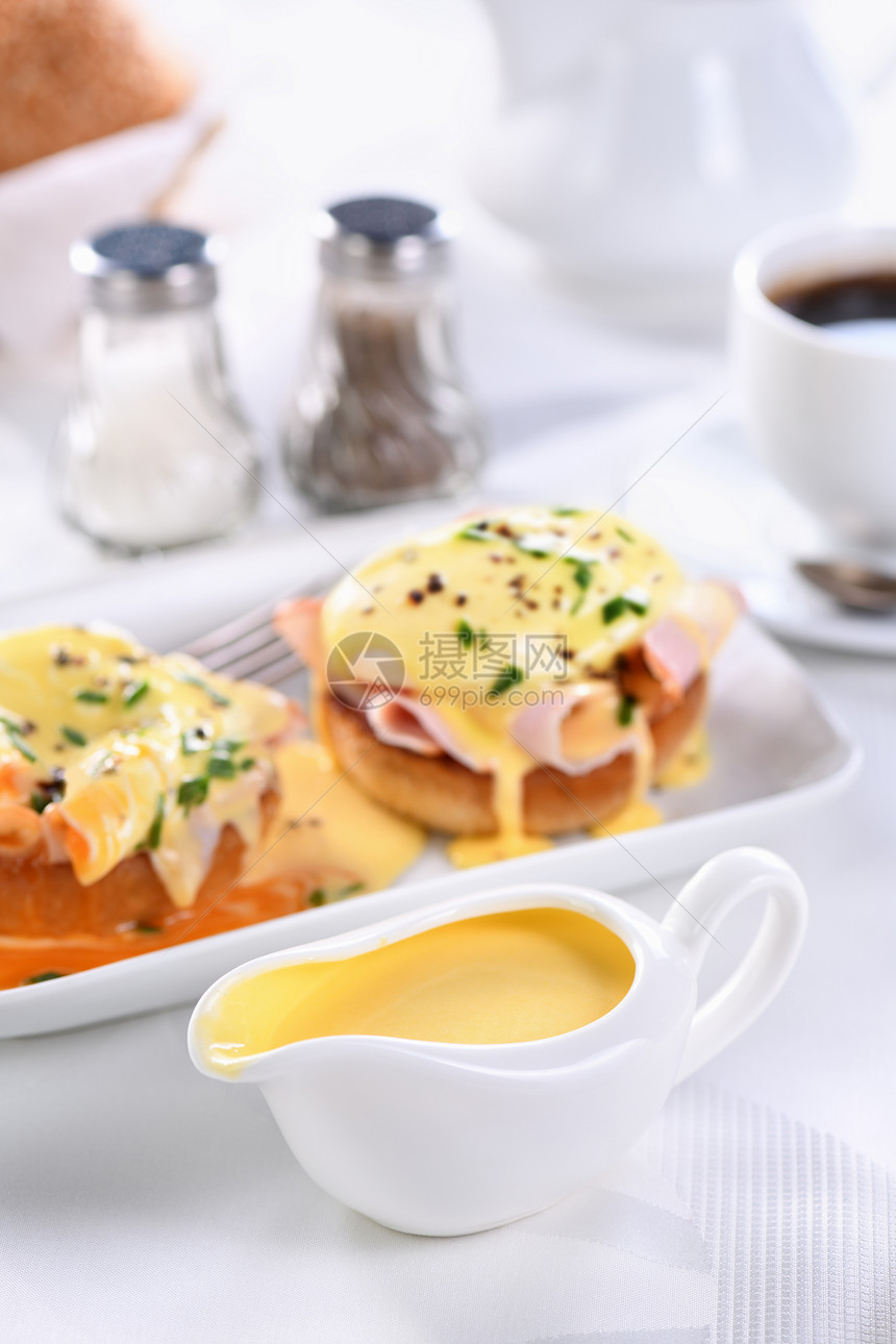 早午餐长寿的在一条肉汁船上的荷兰奶油酱早餐配鸡蛋本尼迪克特炸英国面包火腿偷吃鸡蛋一杯咖啡营养图片