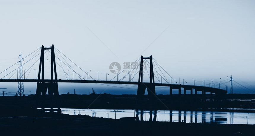 葡萄牙FigueiradaFoz附近大型悬浮混凝土桥的轮椅葡萄牙20年经典蓝色有质感的单工程图片