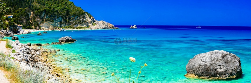 旅游的景观Agiosniditas希腊爱奥尼亚群岛列夫卡达美丽的海滩有绿岛屿图片