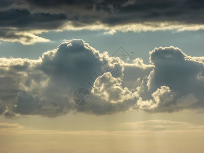 暴雨自然黑色的天空与乌云在暴风雨前天空与黑云相伴天线高清图片素材