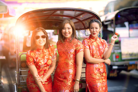肖像丰富多彩的衣服3名身着传统服装的女在雅华拉街泰王国图片