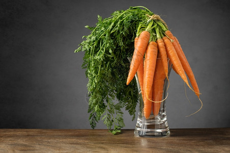 胡萝卜素饮食玻璃花瓶里的一束新鲜胡萝卜叶子图片