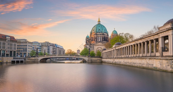 夏天德国日落黄昏时与柏林大教堂多姆和斯普里河的柏林天线德语游客图片