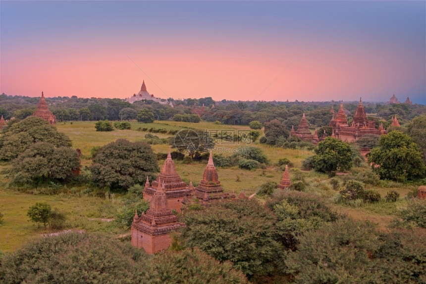 神奇日落时在缅甸巴甘Bagan的风景中古代塔台老的景观图片