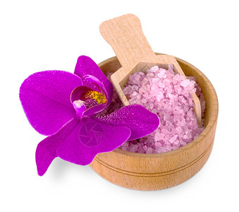 紫色水晶按钮松弛木制的目在一个木杯中浴盐其兰花与白色背景隔离的兰花绝背景