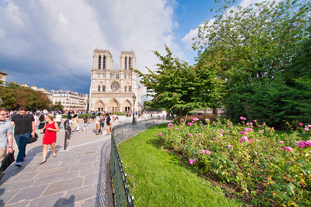 巴黎2014年6月PARIS2014年6月圣母教堂与广场花园一带游客起每年有120万人参观地标全景光背景图片