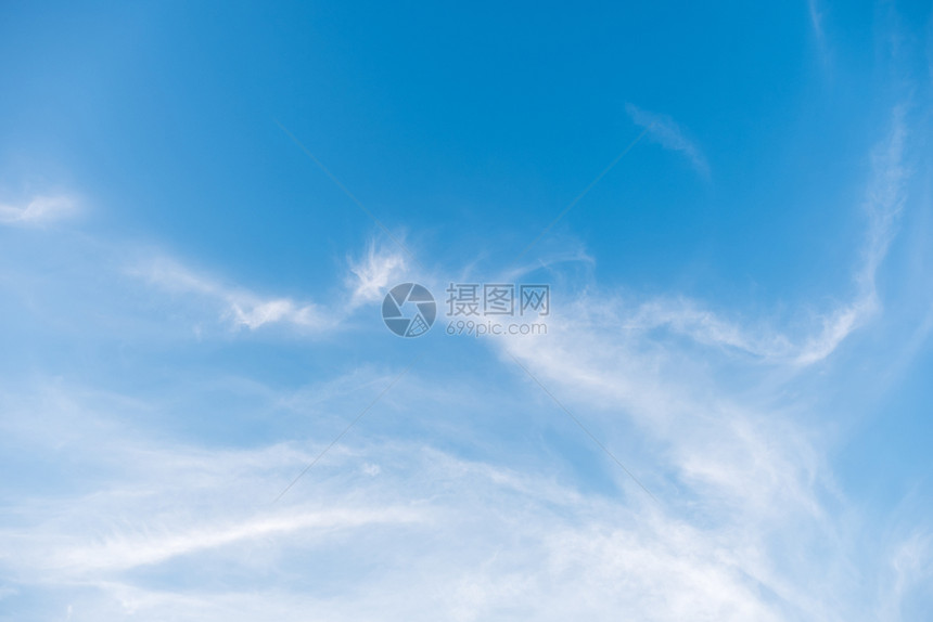 充满活力漂浮的云在清蓝的天空上复制间美丽的图片