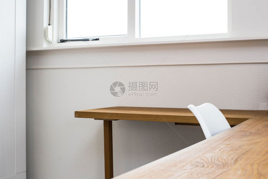 木制的室内具有混凝土墙背景的木制桌在现代扫描禽人房屋明门旁的座椅和办公桌有混凝土墙背景的清洁家用木制桌现代扫描禽住宅亮室门边的椅图片