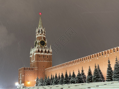 莫斯科红场的克里姆林宫帕卡亚塔俄罗莫科夜晚冬天图片