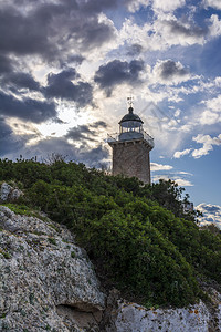 希腊的梅拉加维角灯塔又称伊伦光角位于一个环绕东湾的海滨地带科林斯希腊的梅拉加维角也称伊伦光天空赫拉翁发现图片