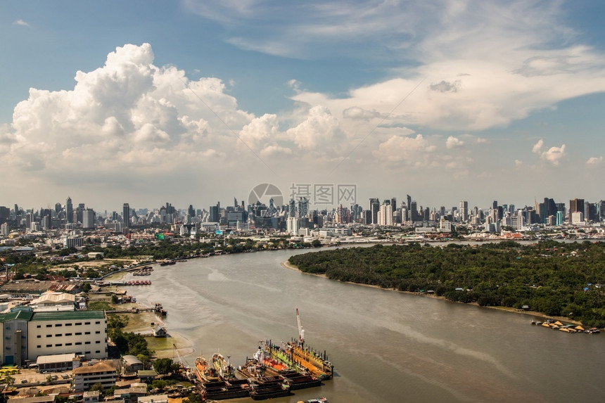 建造地标泰国曼谷201年5月3日泰国曼谷美丽的天空和满星云在曼谷风景中与Chaopraya河沿岸的摩天大厦一起于下午塔图片