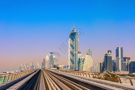 街道迪拜天空带有摩大楼的地铁正在离开站图片