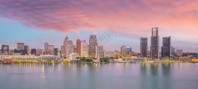 河摩天大楼美国密歇根州底特律天线市风景由加拿大安略省温莎的日落拍摄图片