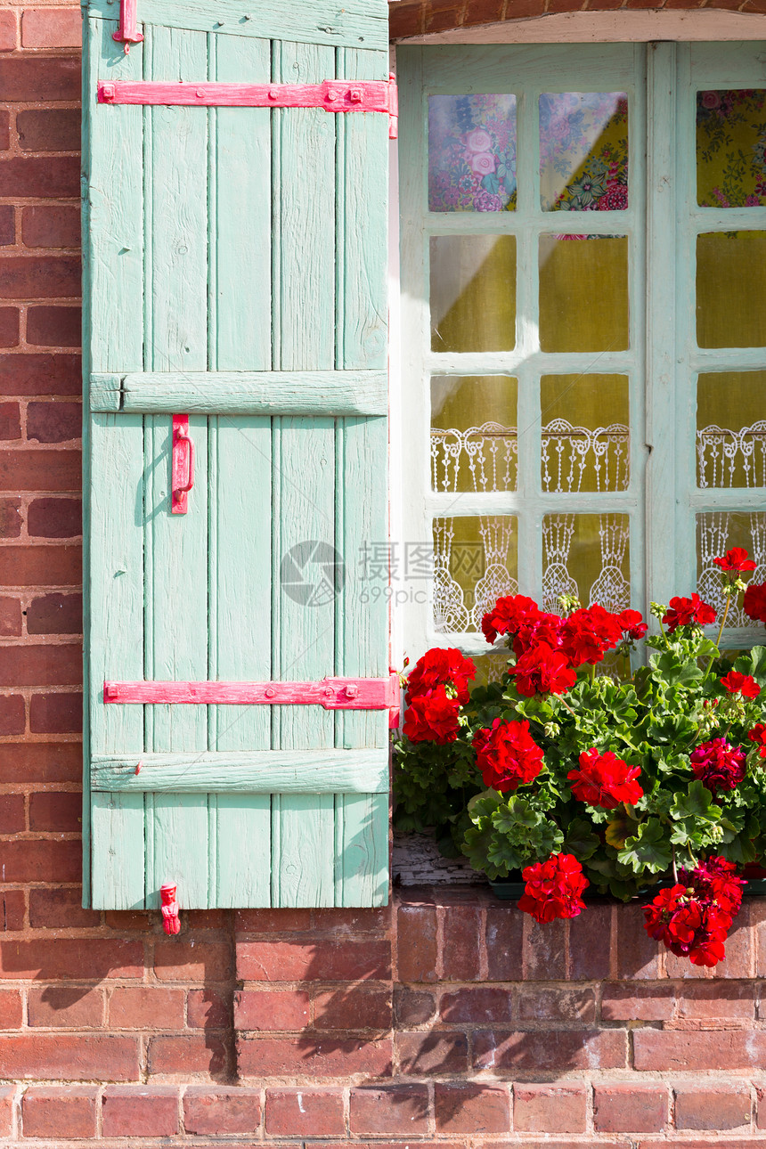 外部的窗户上装有饰鲜花的木制百叶窗朵威卢克斯图片