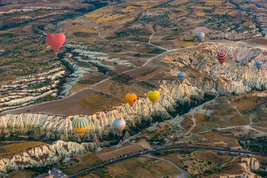 热气球飞越卡帕多西亚峡谷卡帕多西亚土耳其峡谷卡帕多西亚日出火鸡景观图片
