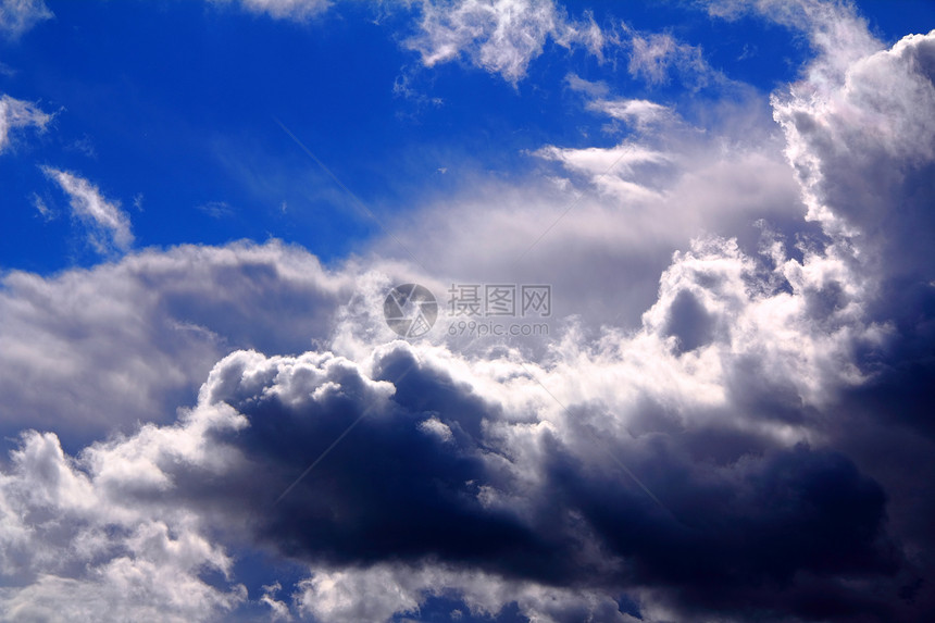 蓝色天空中戏剧云朵景重夏天图片