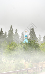 宗教的艺术历史雾中一座木制教堂的蓝色圆顶雾中教堂的蓝色圆顶图片
