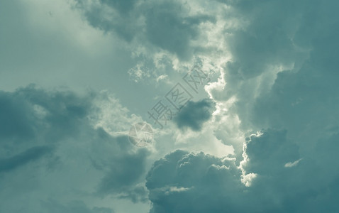 灰色的天空和蓬松云彩与阳光多的天空希望在黑暗中云景积极的图片