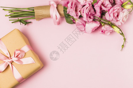 精美花束和礼物盒图片